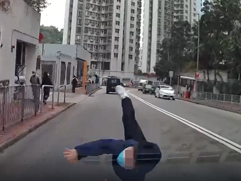 男童被撞飛。網上影片截圖