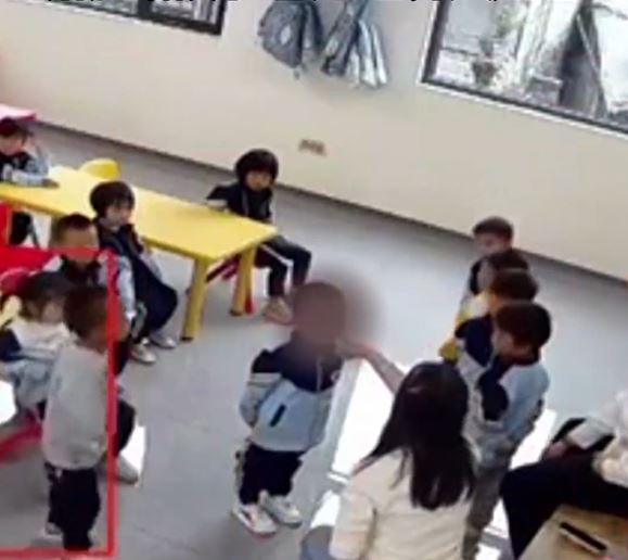 幼园老师向幼童打巴掌。影片截图