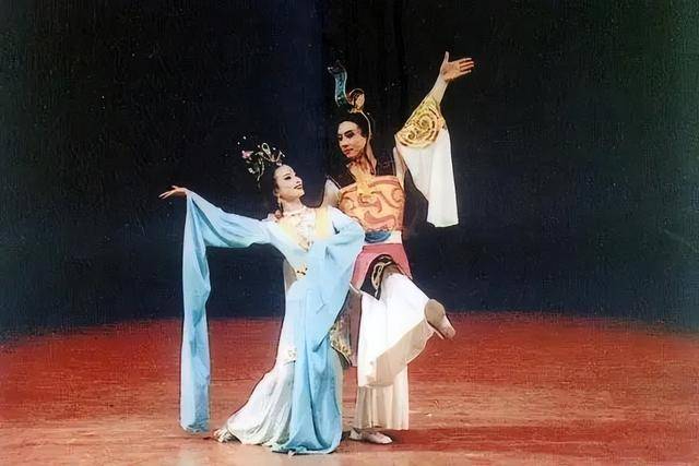 劉亦菲母親劉曉莉（左）是舞蹈家。