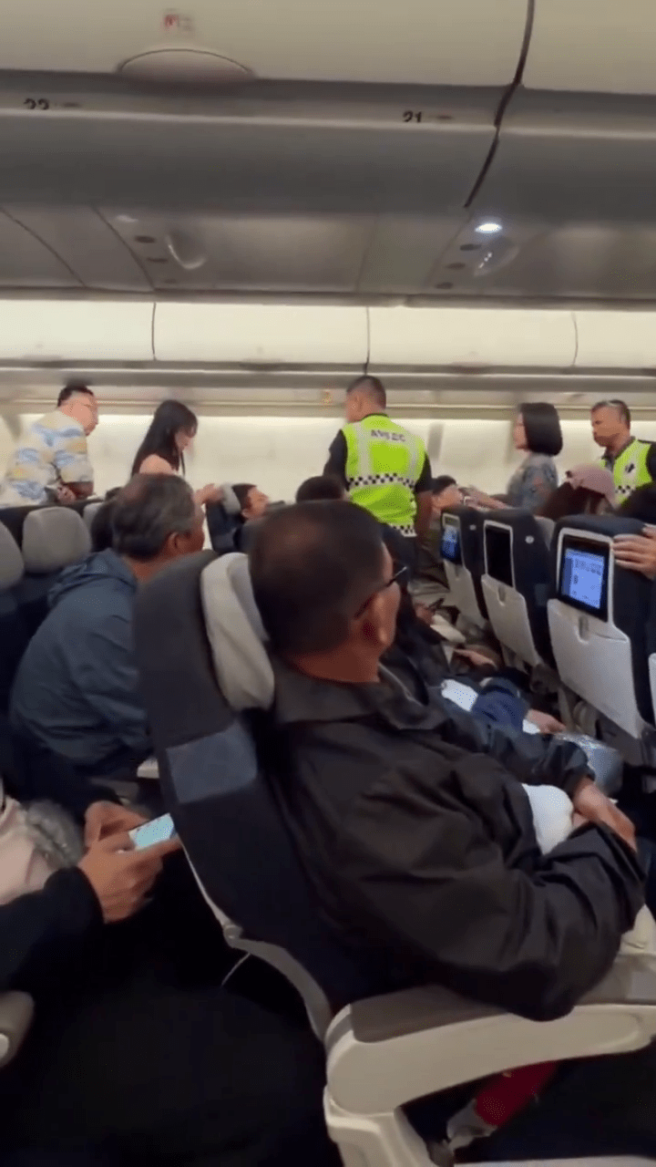 马航乘客与空姐发生纠纷，一名中国籍男子疑非礼对方。