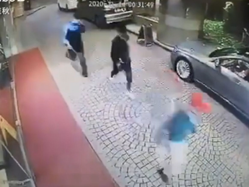 行兇後逃走。網上影片截圖