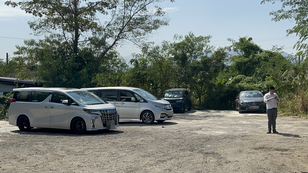 沙頭角公路153號一停車場內，有12部車遭砸毀玻璃。林思明攝