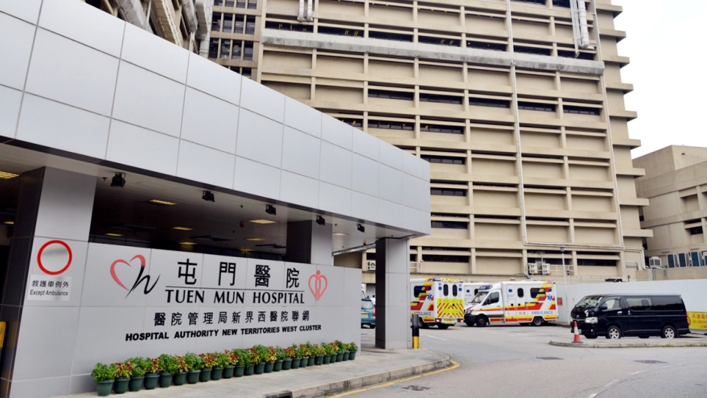 男子送屯門醫院救治。資料圖片