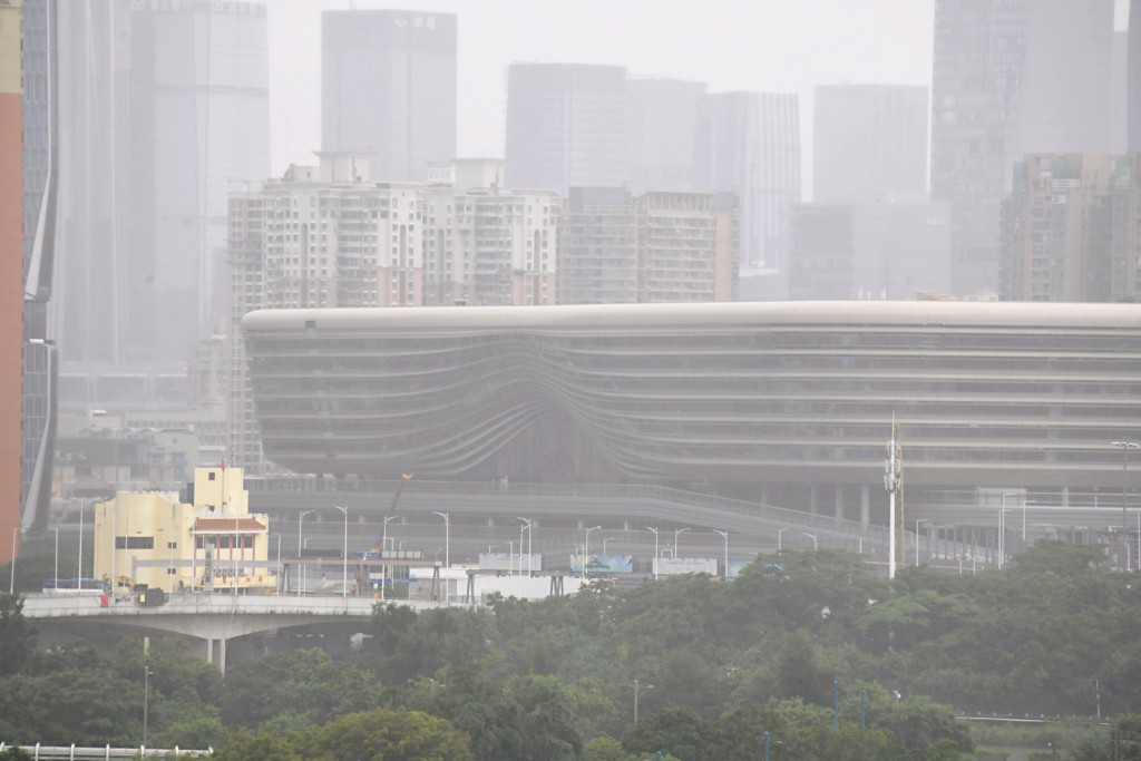 重建後的皇崗口岸會定位為深港間最重要的24小時客運陸路口岸,實施「一地兩檢」及「合作查驗」,一次放行的嶄新通關模式。伍明輝攝 重建後的皇崗口岸會定位為深港間最重要的24小時客運陸路口岸,實施「一地兩檢」及「合作查驗」,一次放行的嶄新通關模式。伍明輝攝