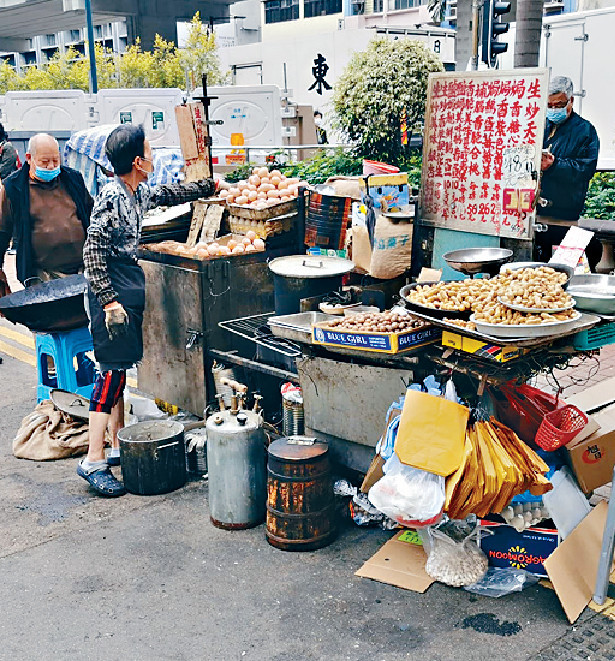 ■每年深秋至翌年清明前後街頭炒栗子，成為香港獨有的味道。