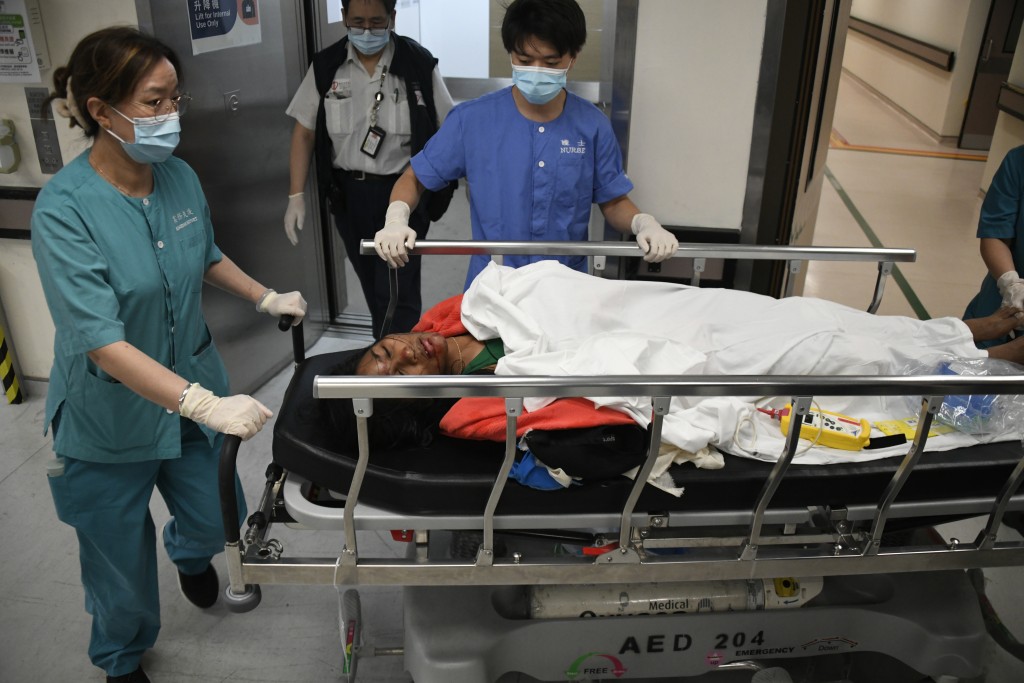 墮海女子清醒送往醫院治理。楊偉亨攝 墮海女子清醒送往醫院治理。楊偉亨攝
