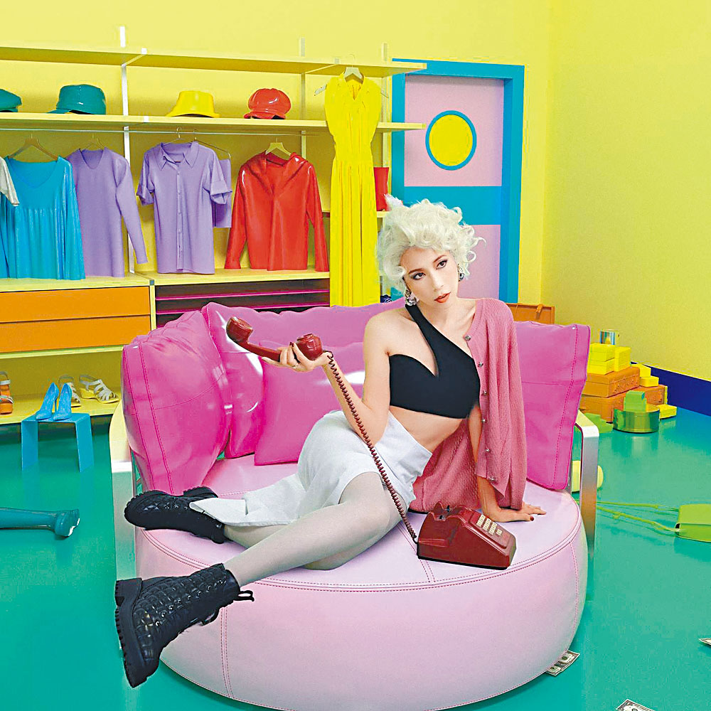 Karen露膊又露腰大騷性感。