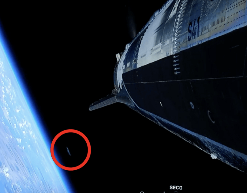 直播開始約8分鐘後，鏡頭拍攝星艦飛越地球上空時，背景短暫出現一道淡色、略呈彎曲的細長光痕。