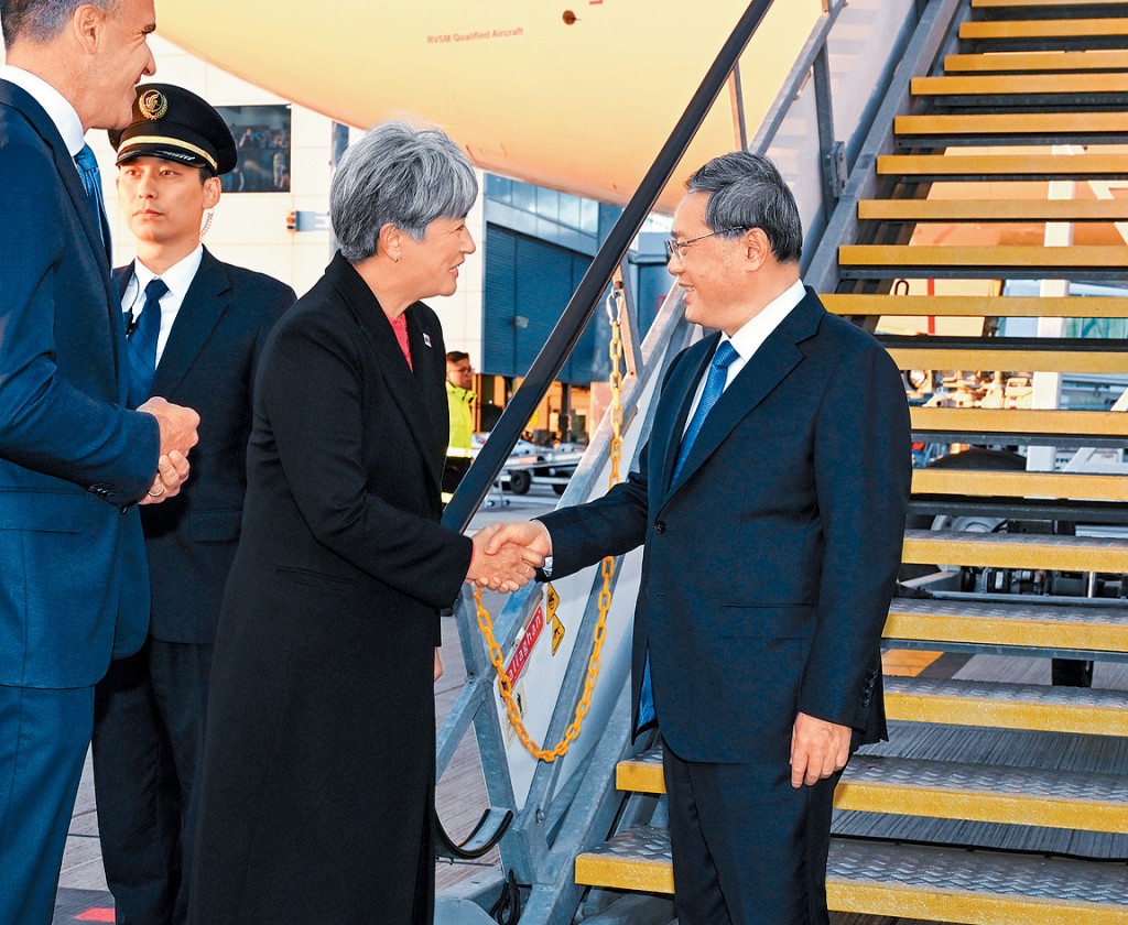 總理李強昨日抵達阿德萊德,澳洲外長黃英賢接機。