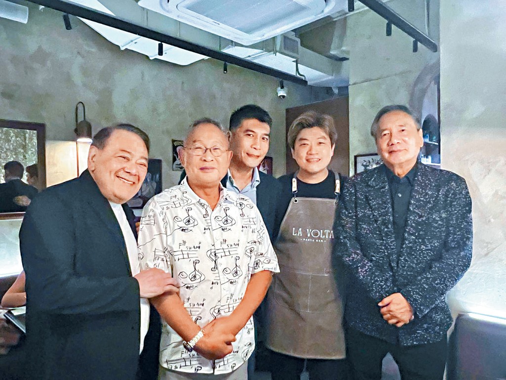 在餐廳來將合照，右二是大廚Wallace