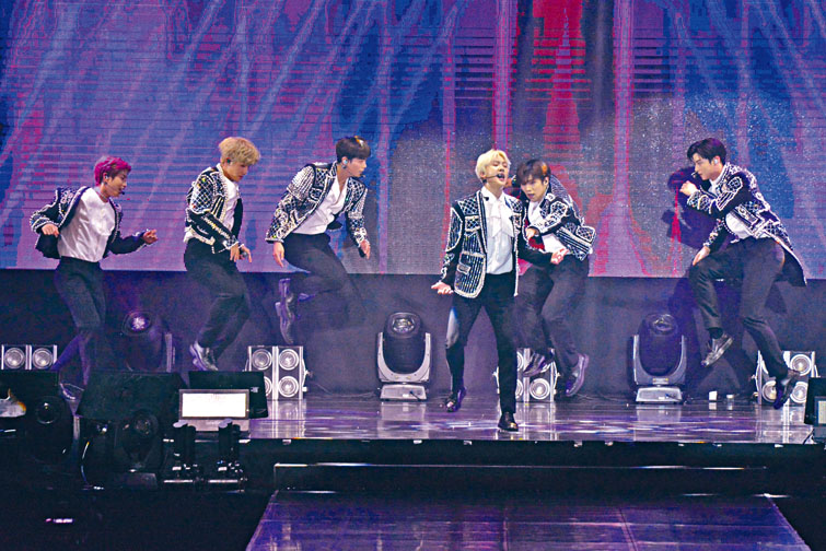 韓國男團Astro前晚在港舉行演唱會，大展舞技跳到飛起。