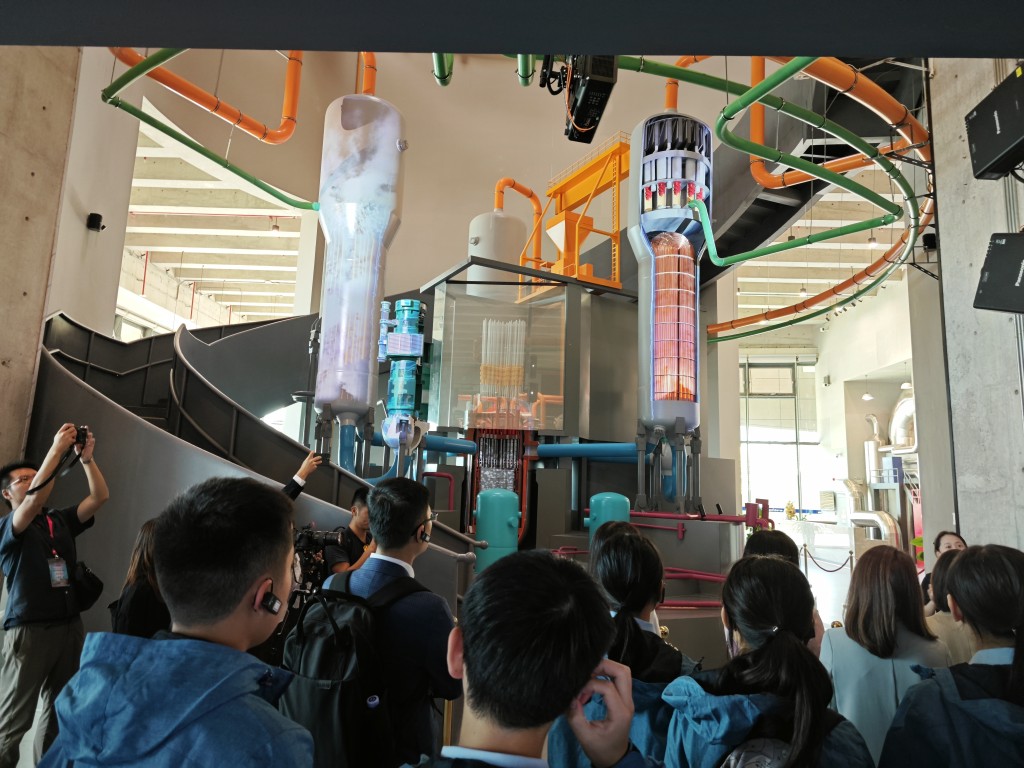 同學仔細聆聽導賞員的講解 同學仔細聆聽導賞員的講解