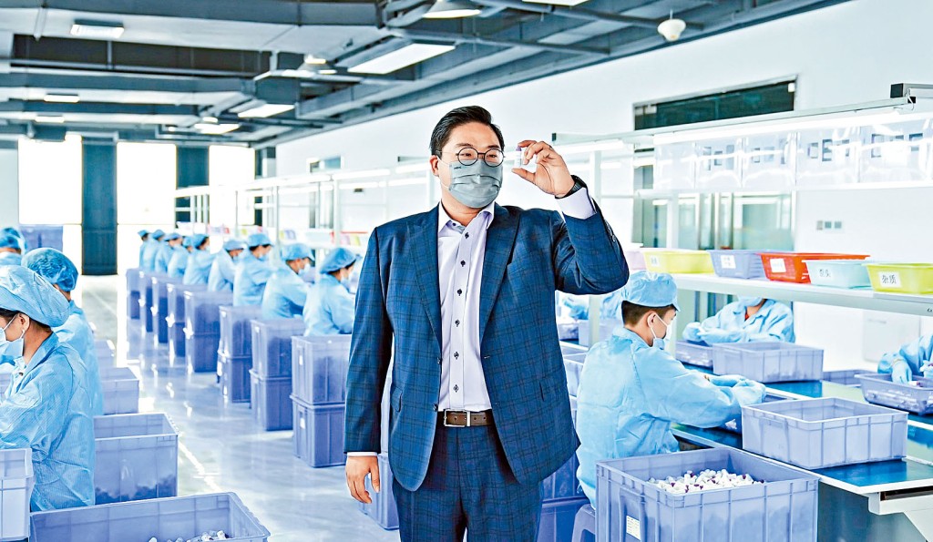 招彥燾公司所生產的快測棒，由前年每月五百萬支增至現時每月五千萬支。