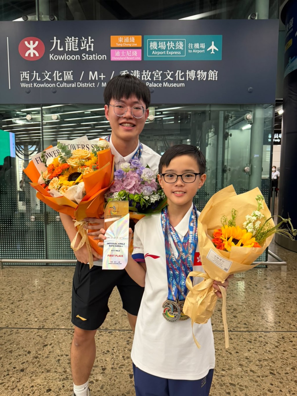 身為陸鏗善的伯樂周永樂(後),在本地花式跳繩界享負盛名,曾於2016年世界跳繩錦標賽中歷史性為香港贏得個人花式跳繩世界冠軍。 身為陸鏗善的伯樂周永樂(後),在本地花式跳繩界享負盛名,曾於2016年世界跳繩錦標賽中歷史性為香港贏得個人花式跳繩世界冠軍。