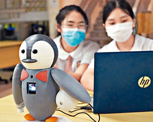 保良局何蔭棠中學團隊設計融合環保與防疫功能的企鵝機械人，在「智慧城市＠九龍東」香港學生挑戰賽奪冠。