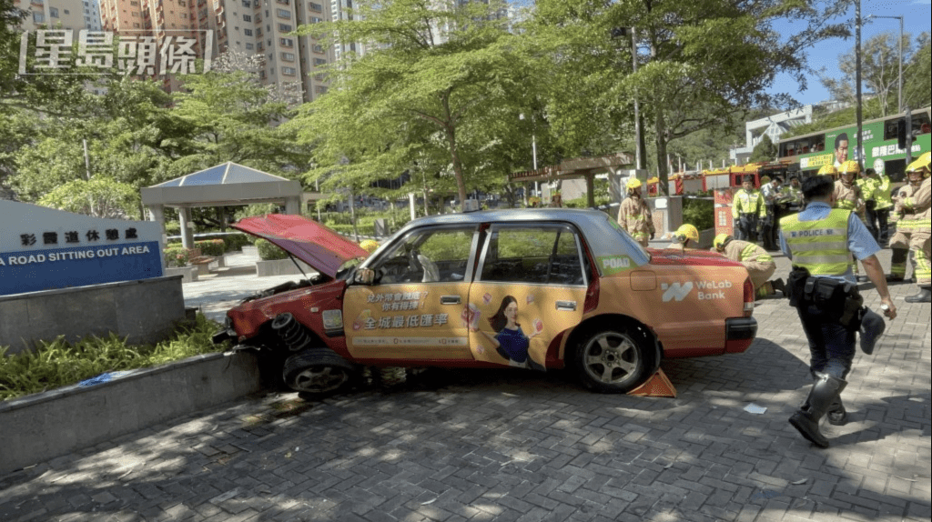 的士剷上行人路撞倒2女途人,其中一人死亡。 的士剷上行人路撞倒2女途人,其中一人死亡。