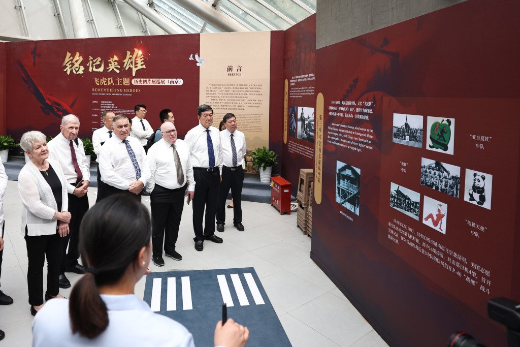 中外人士參觀在南京抗日航空烈士紀念展出的近180張歷史圖片和70多件文物史料。（中新社）