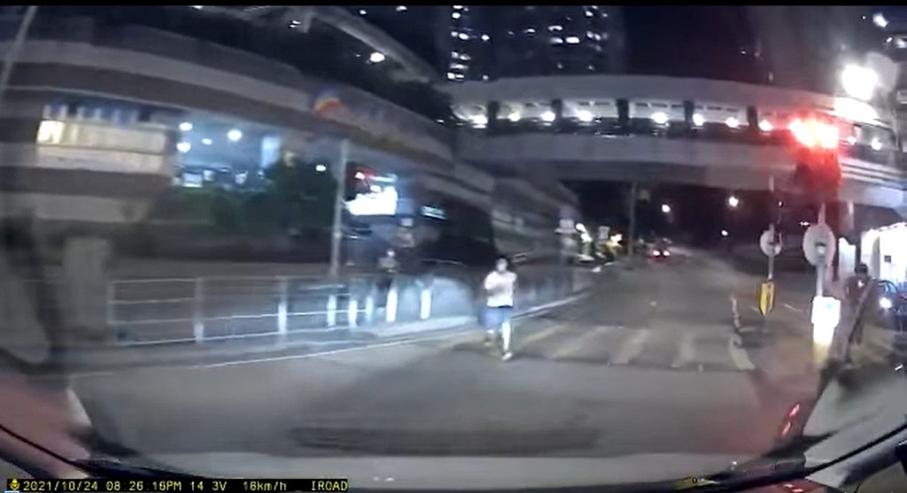 男子突然衝出馬路,並撲向私家車。影片截圖