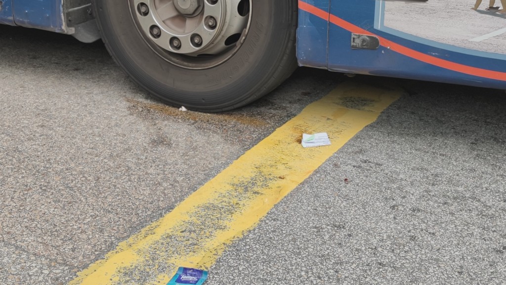 女傷者被捲入九巴車底。