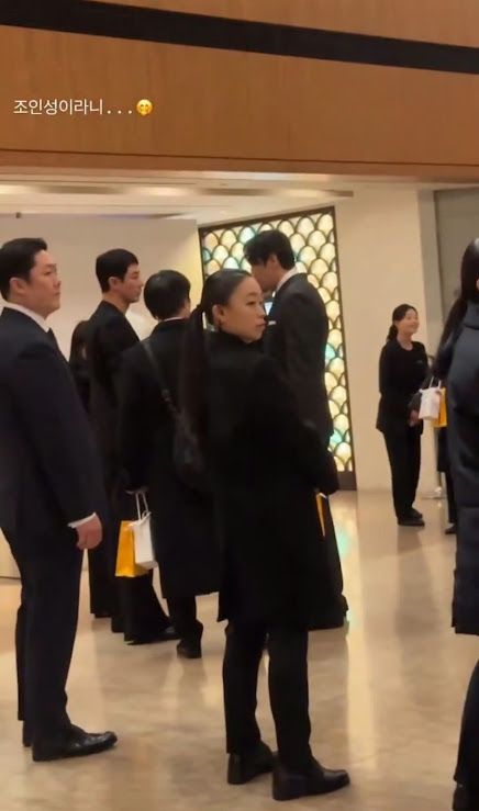 趙寅成（左二）低調參加好友金宇彬婚禮。