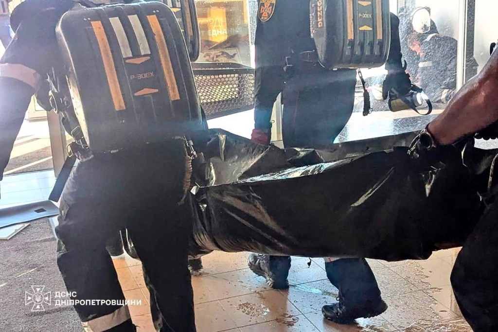 乌克兰商场遭俄罗斯无人机袭击 至少15死130伤。路透社