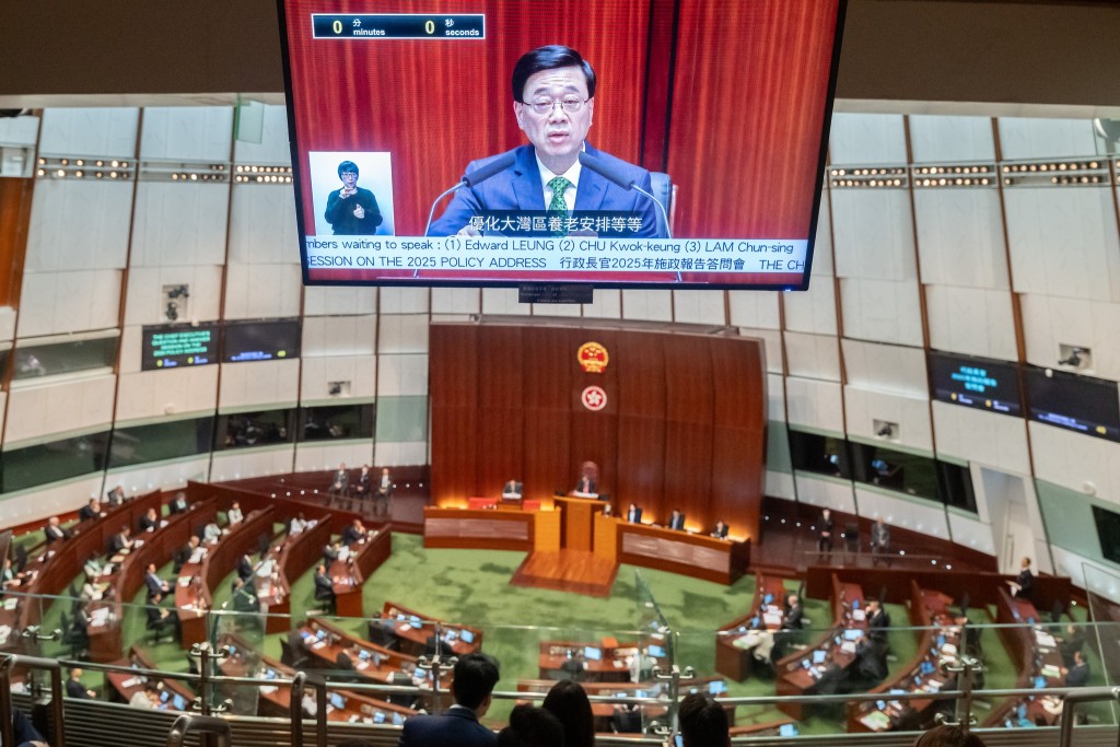 李家超今日到立法會出席施政報告答問會。 李家超今日到立法會出席施政報告答問會。