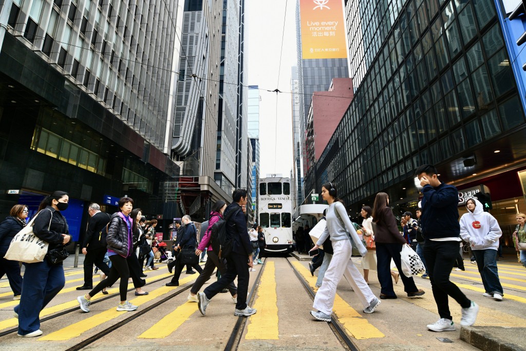 當前本港經濟穩步復甦，但薪酬增長持續滯後，勞工實際獲得感較爲低下。資料圖片