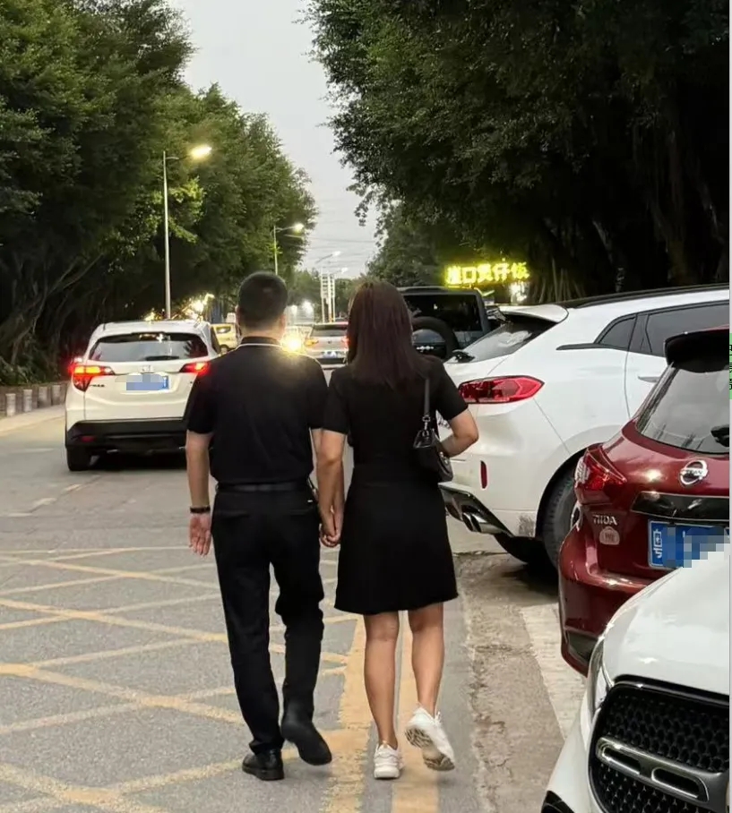 李敏和张勇两人在街头牵手而行。