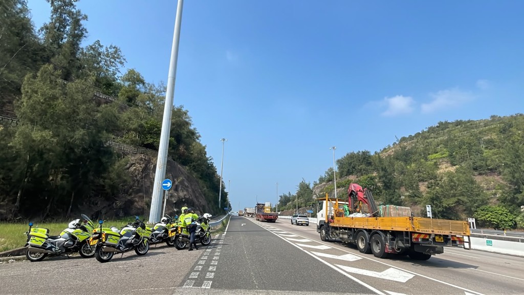 警方於北大嶼山公路及青嶼幹線一帶運用無人機進行高空觀察及搜證,並配合雷射槍及警察電單車、隱形戰車於地面執法。警方提供 警方於北大嶼山公路及青嶼幹線一帶運用無人機進行高空觀察及搜證,並配合雷射槍及警察電單車、隱形戰車於地面執法。警方提供