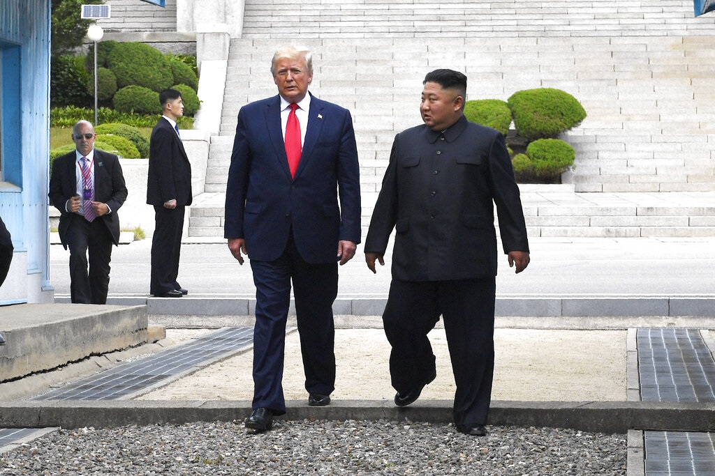 特朗普劍指北韓，延長國家緊急狀態令1年。圖為特朗普2019年與金正恩會面。美聯社