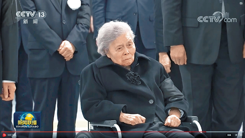 ■遺孀王冶坪坐着輪椅送別。 ■遺孀王冶坪坐着輪椅送別。