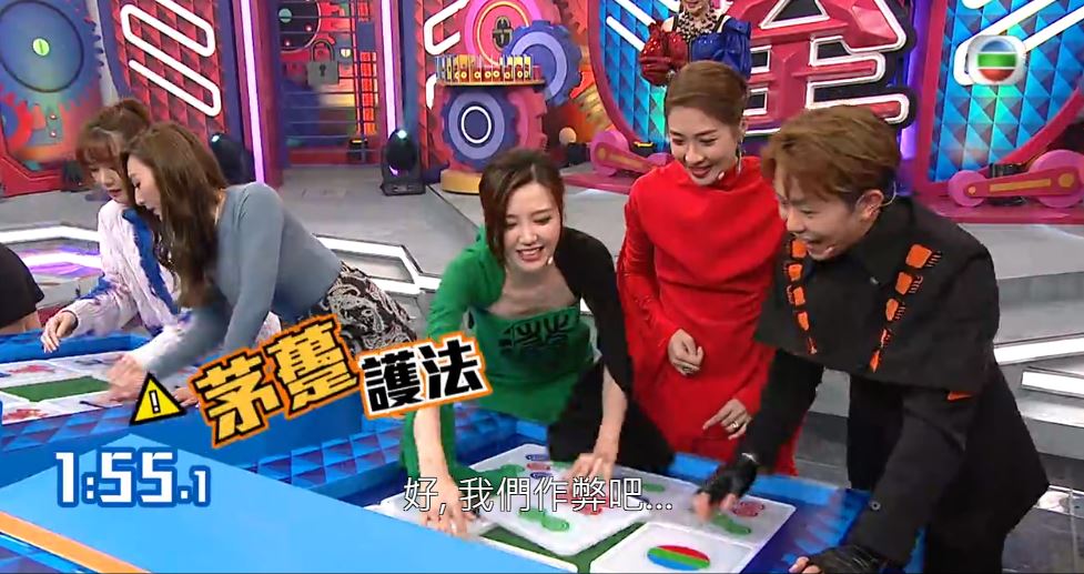 吳若希（中）係咁幫人出貓。