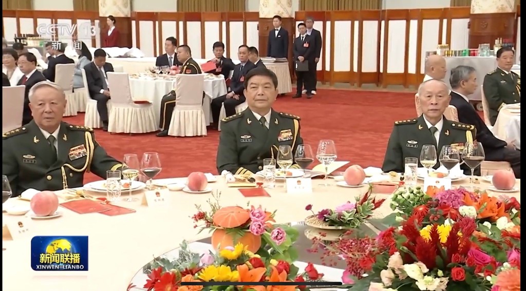 前國防部長梁光烈（右）、常萬全（中）和前總參謀長陳炳德（左）坐在一起。