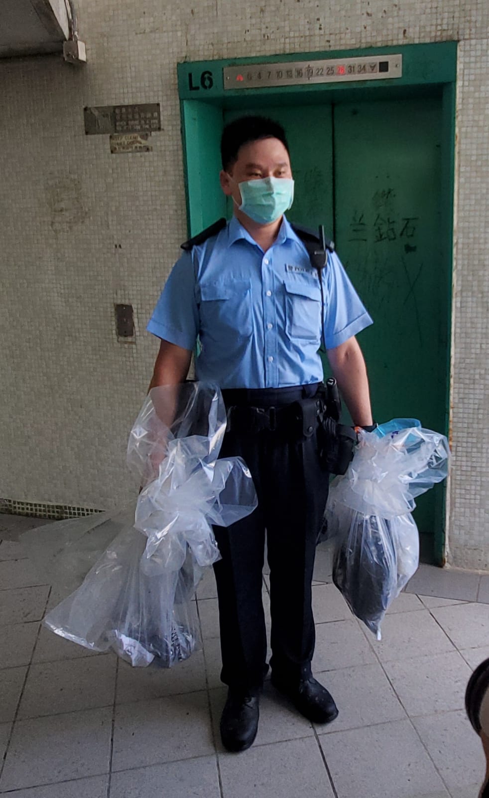 警員檢走燒毀的滑板車及滑板車電池。