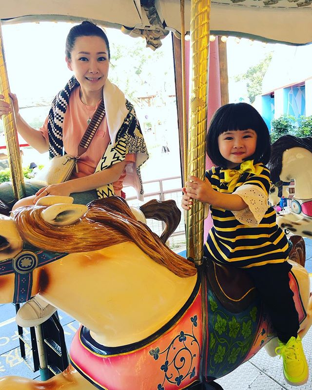 關心妍與女兒。