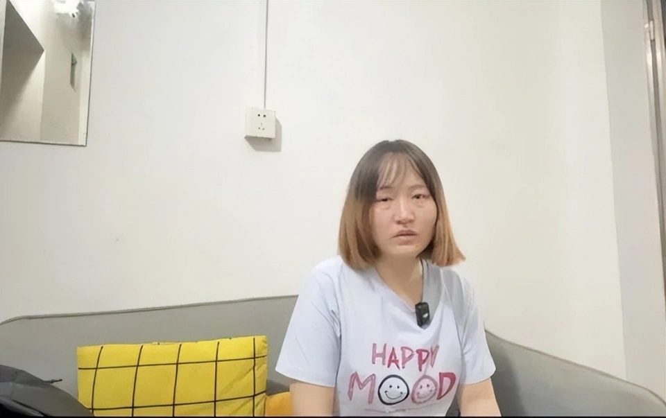 黃女士。