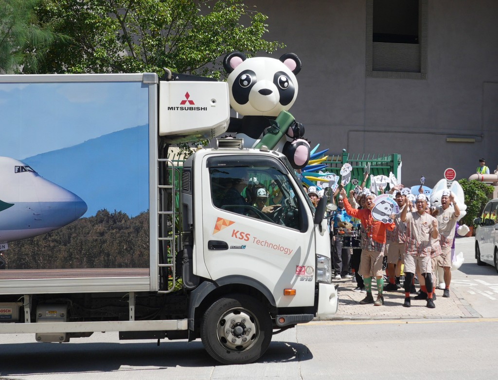 安安及可可下午抵達海洋公園。歐樂年攝