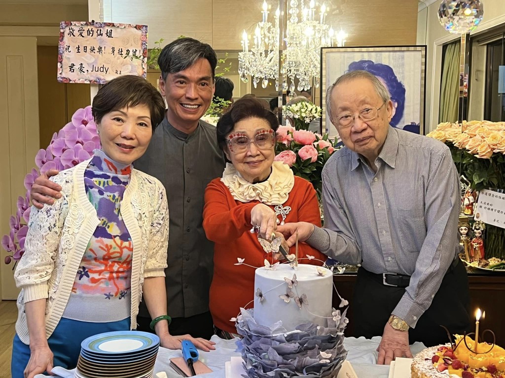 白雪仙在（右起）契仔陳醫生、姪仔陳以聰及任姐契女高太陪同下砌蛋糕。