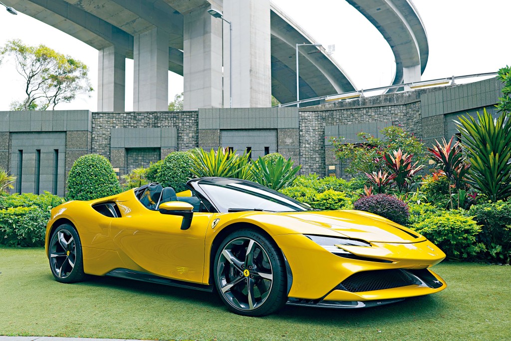 展覽車添置了三十項附加項目,包括專用Giallo Monte Carlo銀底黃色車身及大量碳纖維配飾,連稅落地價超過一千萬元。
