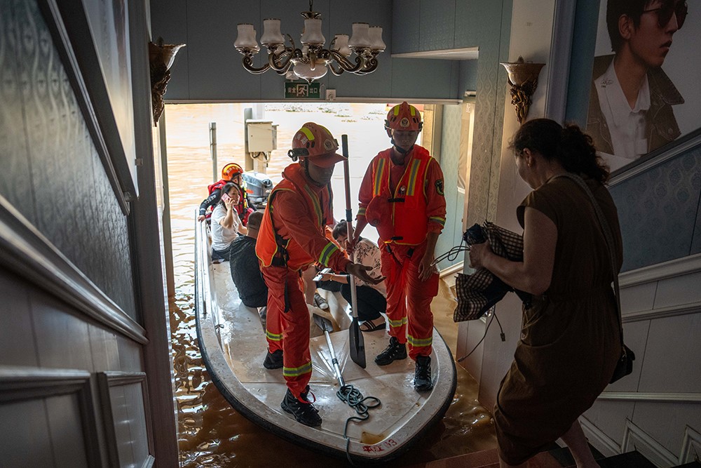 湖南平江有半個城區被浸，居民要在一樓以上躲避洪水。新華社