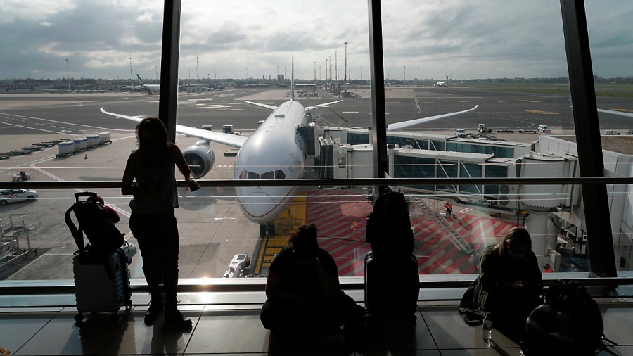 拜登政府正采取连串类似行动加强保障航班乘客的权益。美联社