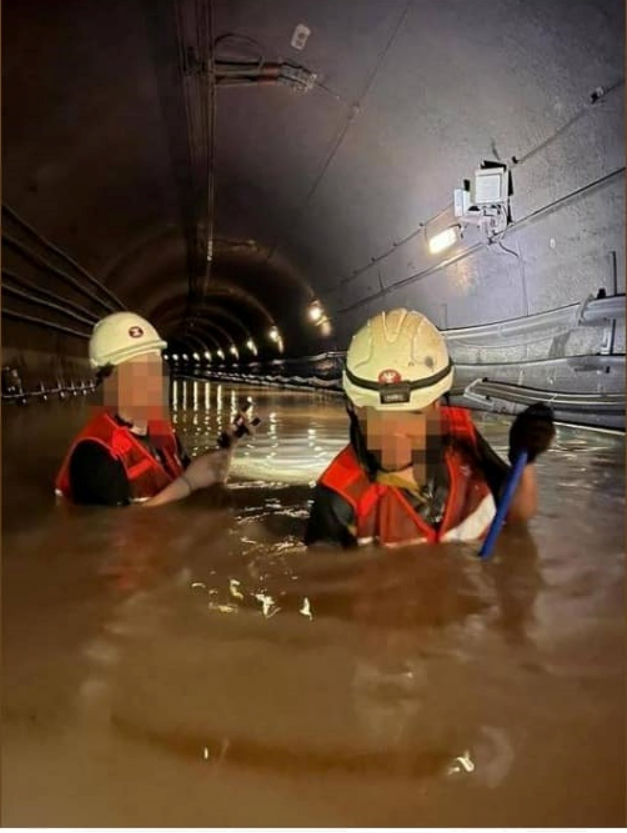 网上流传地铁员工在水浸隧道内工作。张欣宇fb