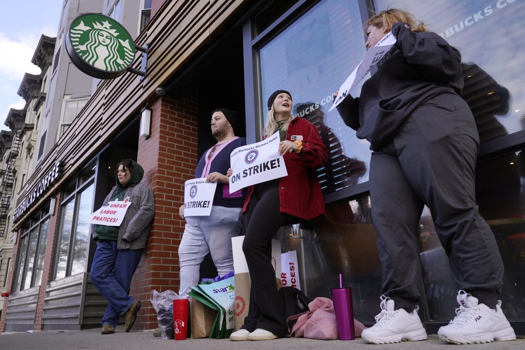  星巴克员工在波士顿展开罢工的情况。