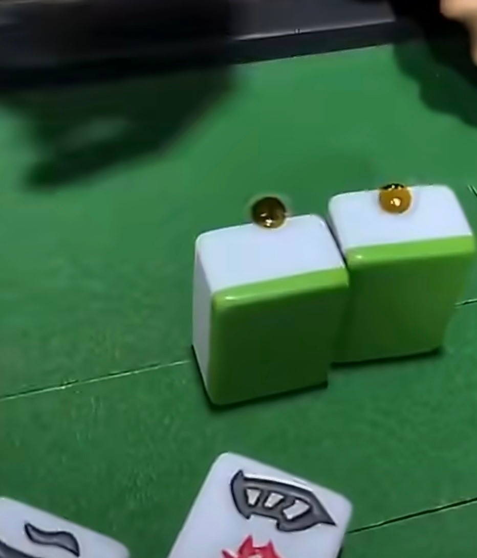 網傳女子被揭發戴上特殊隱形眼鏡出千。微博@大河報