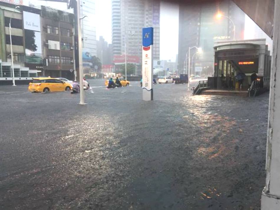 高雄市街道被水淹沒。網上圖片