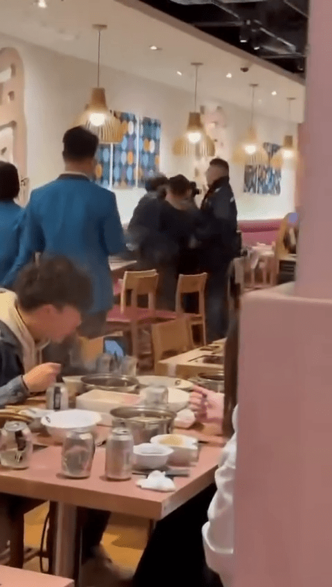 警員向女子上手銬之際，女子突然情緒激動反抗。