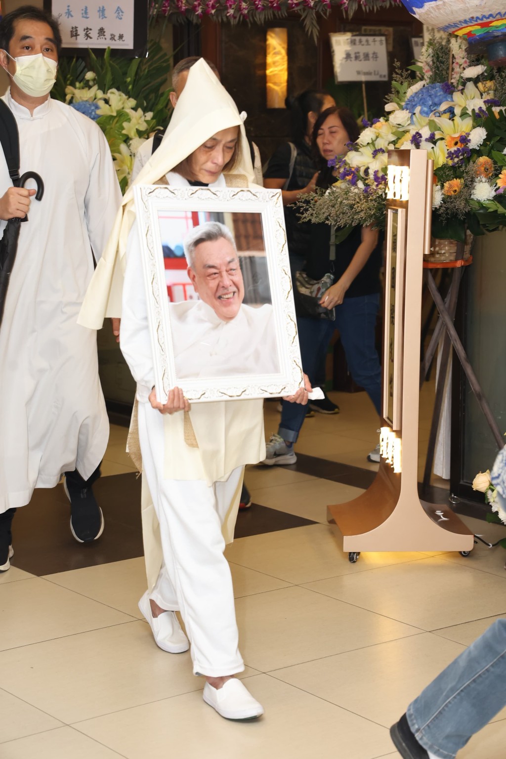 资深演员颜国梁上月25日病逝，享年71岁，昨晚（13日）于世界殡仪馆设灵，今晨大约10时半出殡。