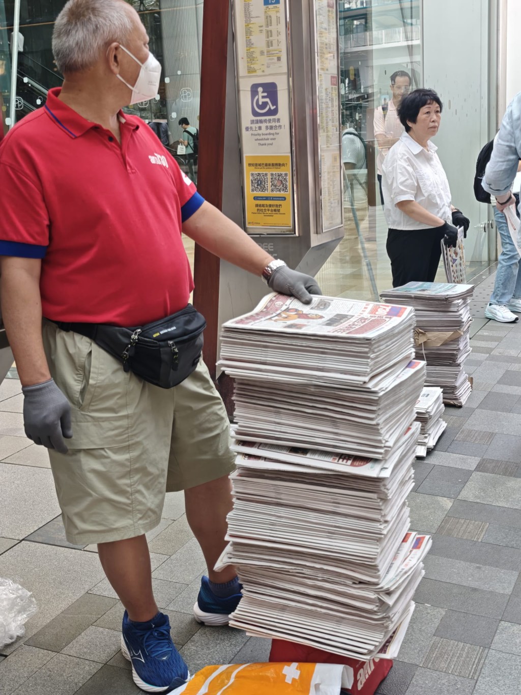 現場太古廣場第三期門外,一名老翁在工作人員未開始派報前,擅自提取,工作人員見狀報警。黎志偉攝 現場太古廣場第三期門外,一名老翁在工作人員未開始派報前,擅自提取,工作人員見狀報警。黎志偉攝
