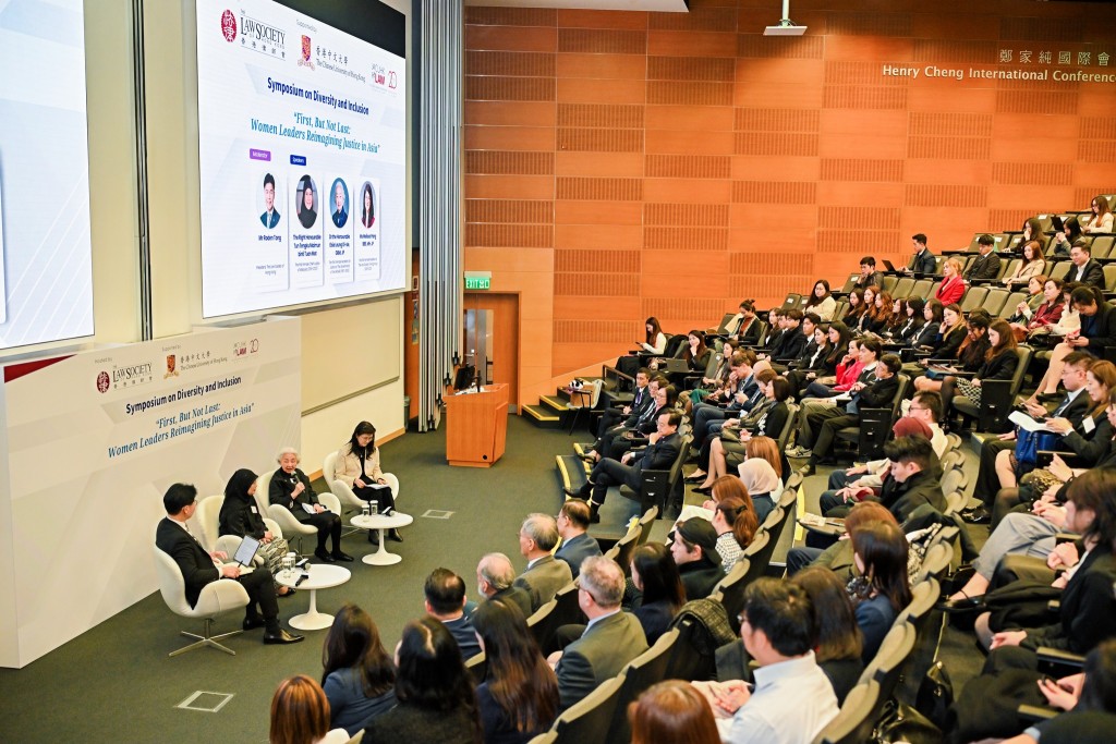 在交流環節，三位嘉賓與主持展開了啟發性的對談。律師會fb