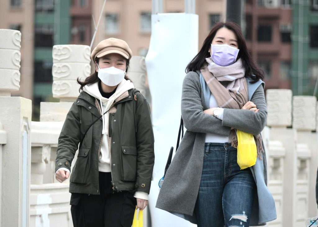 市民嚴寒下外出。